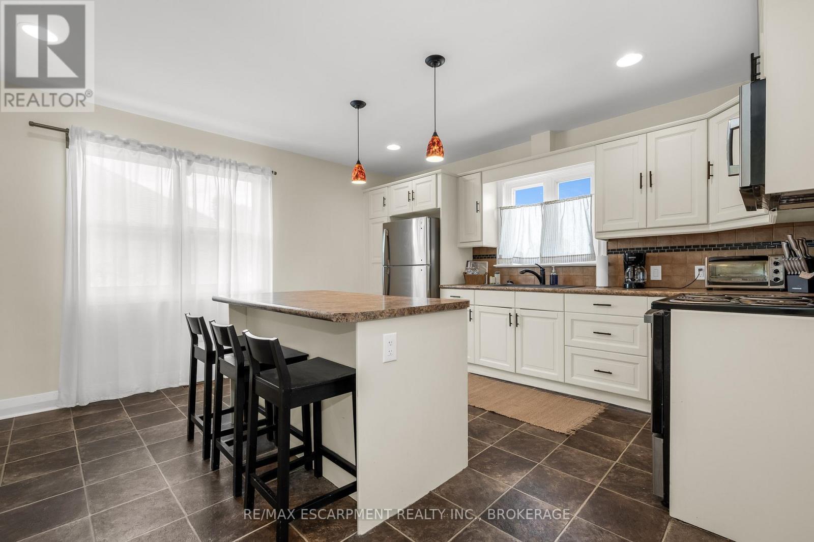 Main - 16 Golden Boulevard E, Welland (Lincoln/Crowland), ON - Indoor