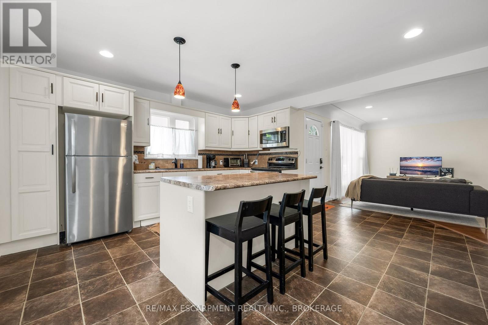 Main - 16 Golden Boulevard E, Welland (Lincoln/Crowland), ON - Indoor Photo Showing Kitchen With Upgraded Kitchen