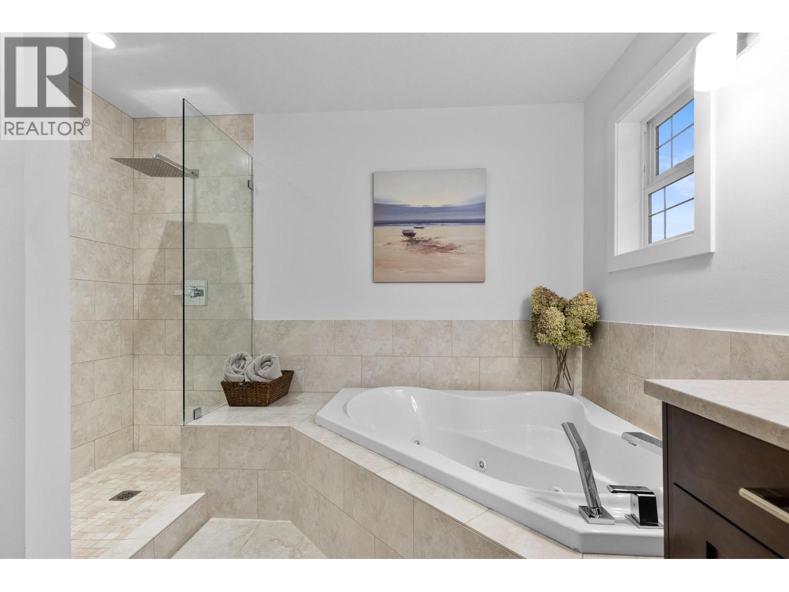 Soaker tub - 13265 Apex Drive, Lake Country, BC - Indoor Photo Showing Bathroom