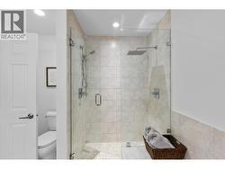 Walk in shower w/ duel heads -