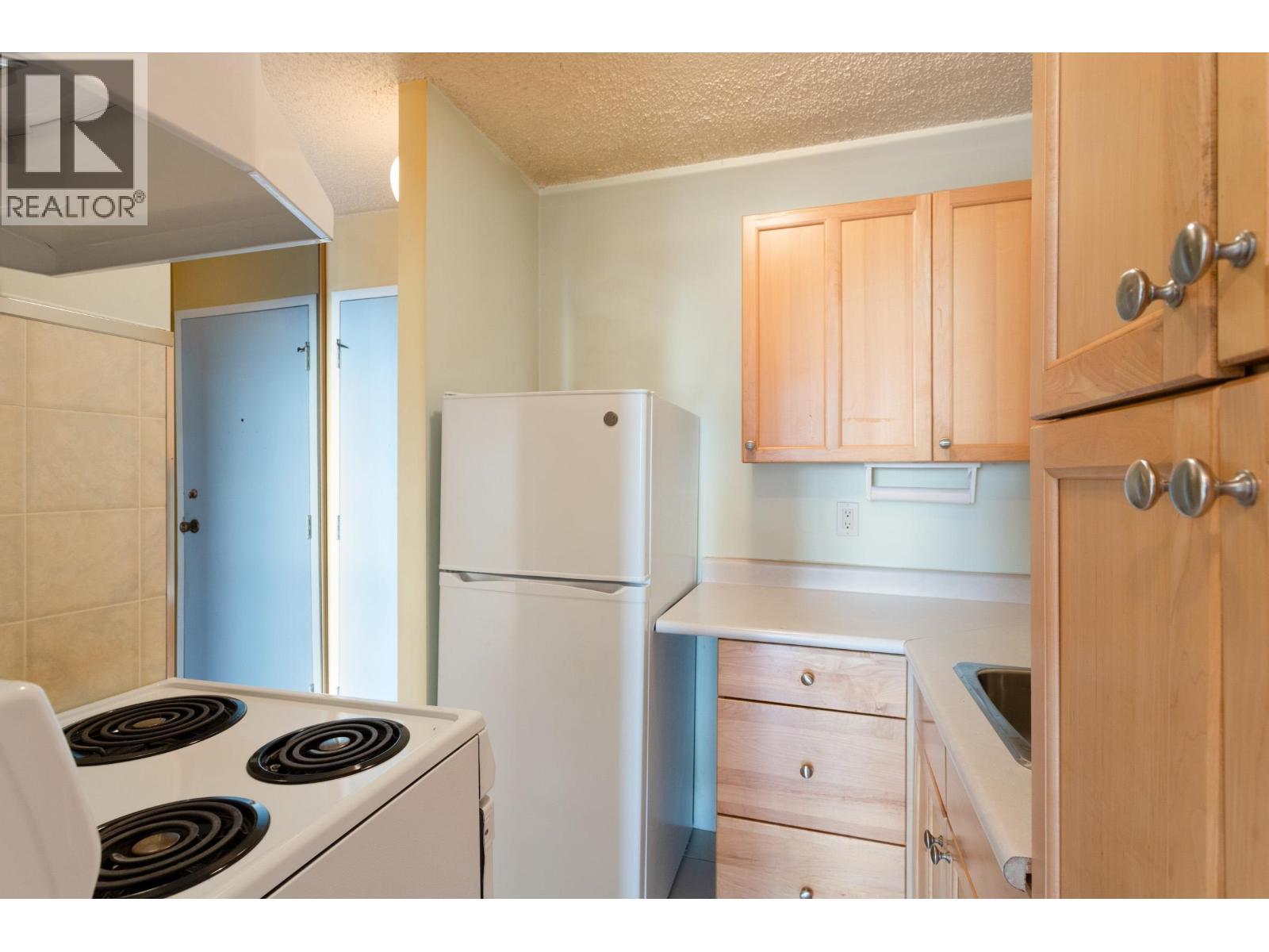 808 1146 Harwood Street, Vancouver, BC - Indoor Photo Showing Kitchen