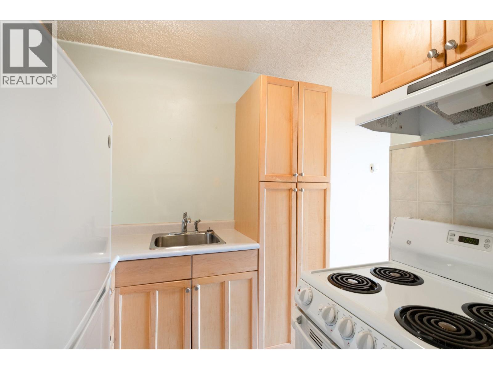 808 1146 Harwood Street, Vancouver, BC - Indoor Photo Showing Kitchen