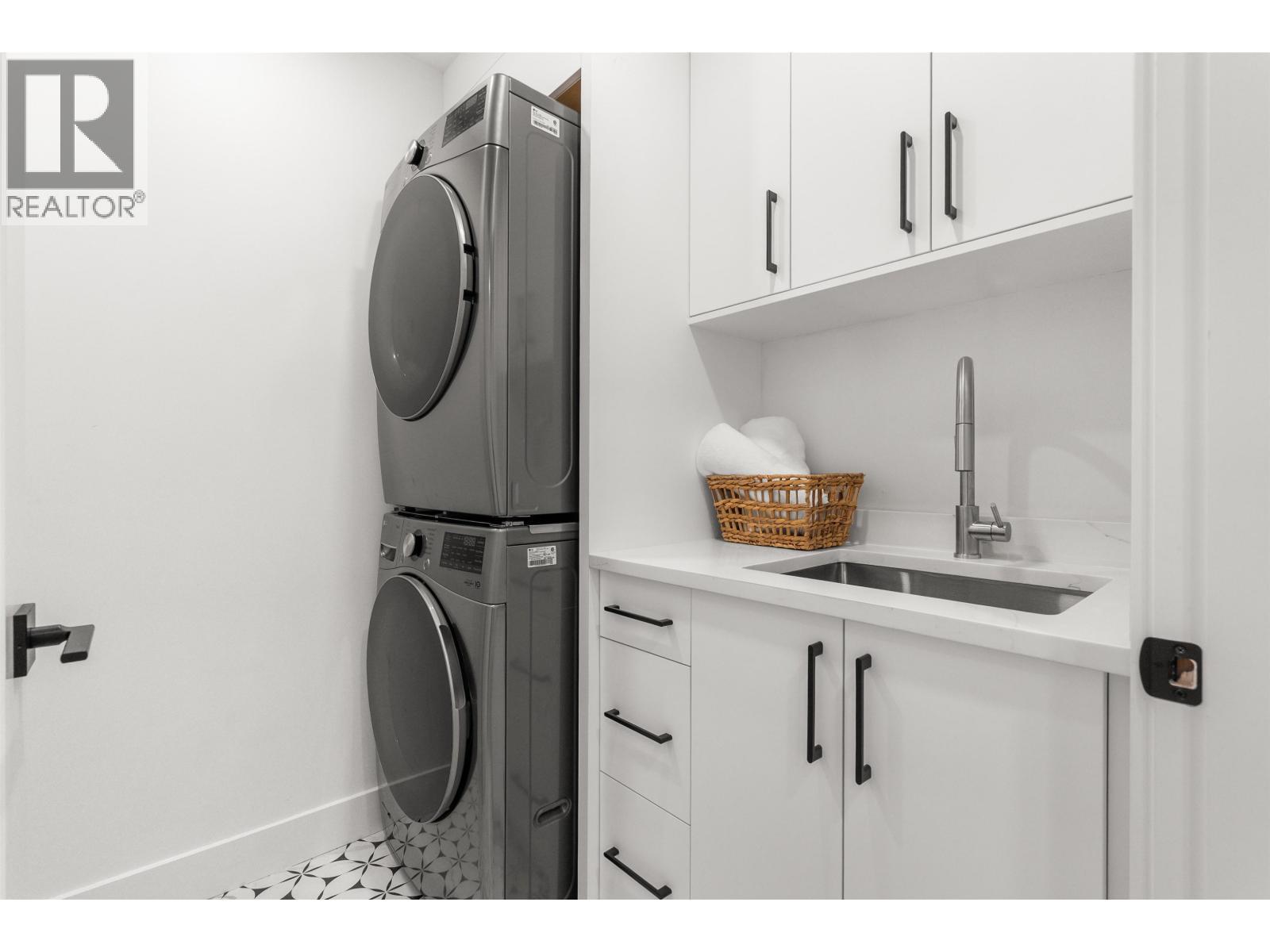4810 42A Avenue, Delta, BC - Indoor Photo Showing Laundry Room