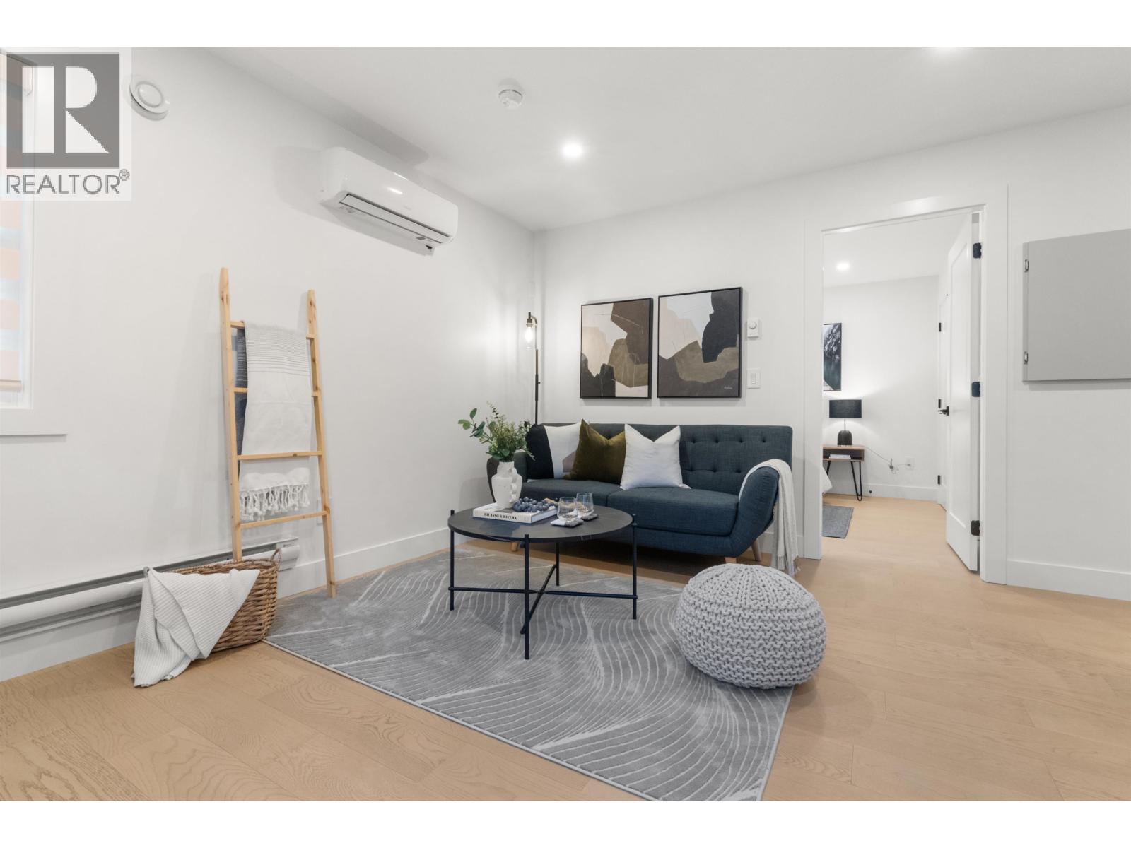 4810 42A Avenue, Delta, BC - Indoor Photo Showing Living Room