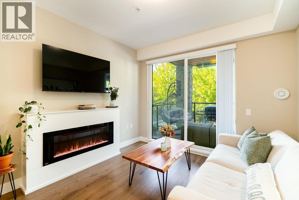 222 12460 191 Street, Pitt Meadows, BC - Indoor Photo Showing Living Room With Fireplace