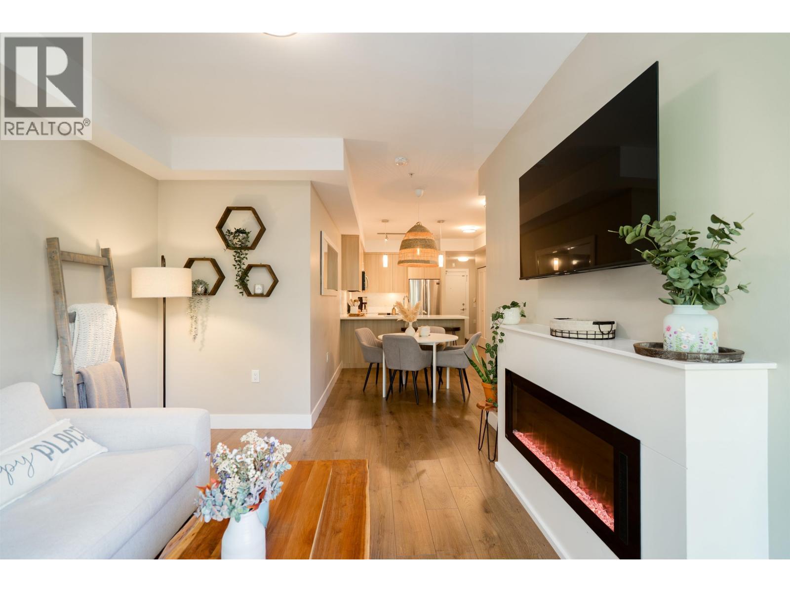 222 12460 191 Street, Pitt Meadows, BC - Indoor Photo Showing Living Room