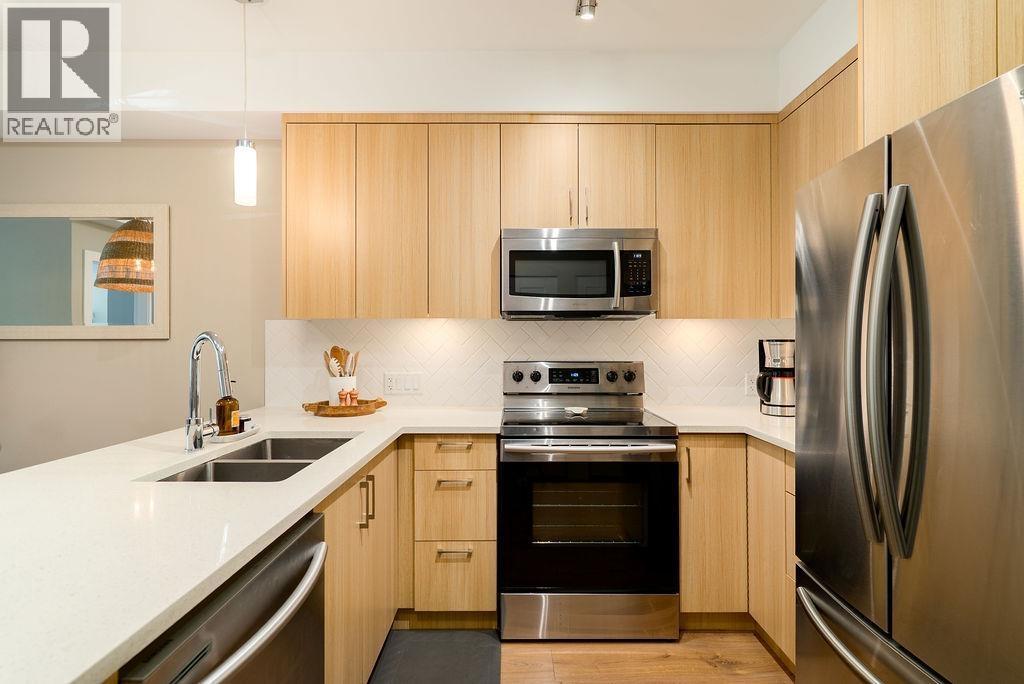 222 12460 191 Street, Pitt Meadows, BC - Indoor Photo Showing Kitchen With Double Sink With Upgraded Kitchen