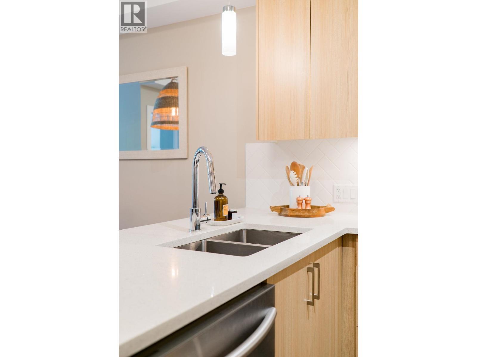 222 12460 191 Street, Pitt Meadows, BC - Indoor Photo Showing Kitchen With Double Sink With Upgraded Kitchen