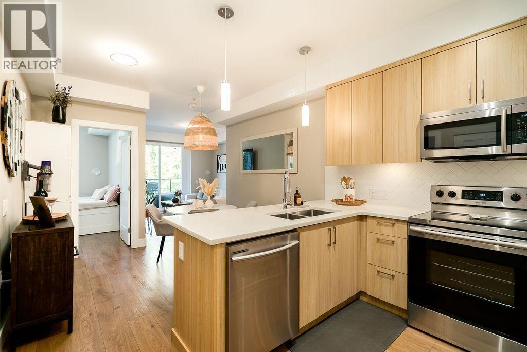 222 12460 191 Street, Pitt Meadows, BC - Indoor Photo Showing Kitchen With Double Sink With Upgraded Kitchen