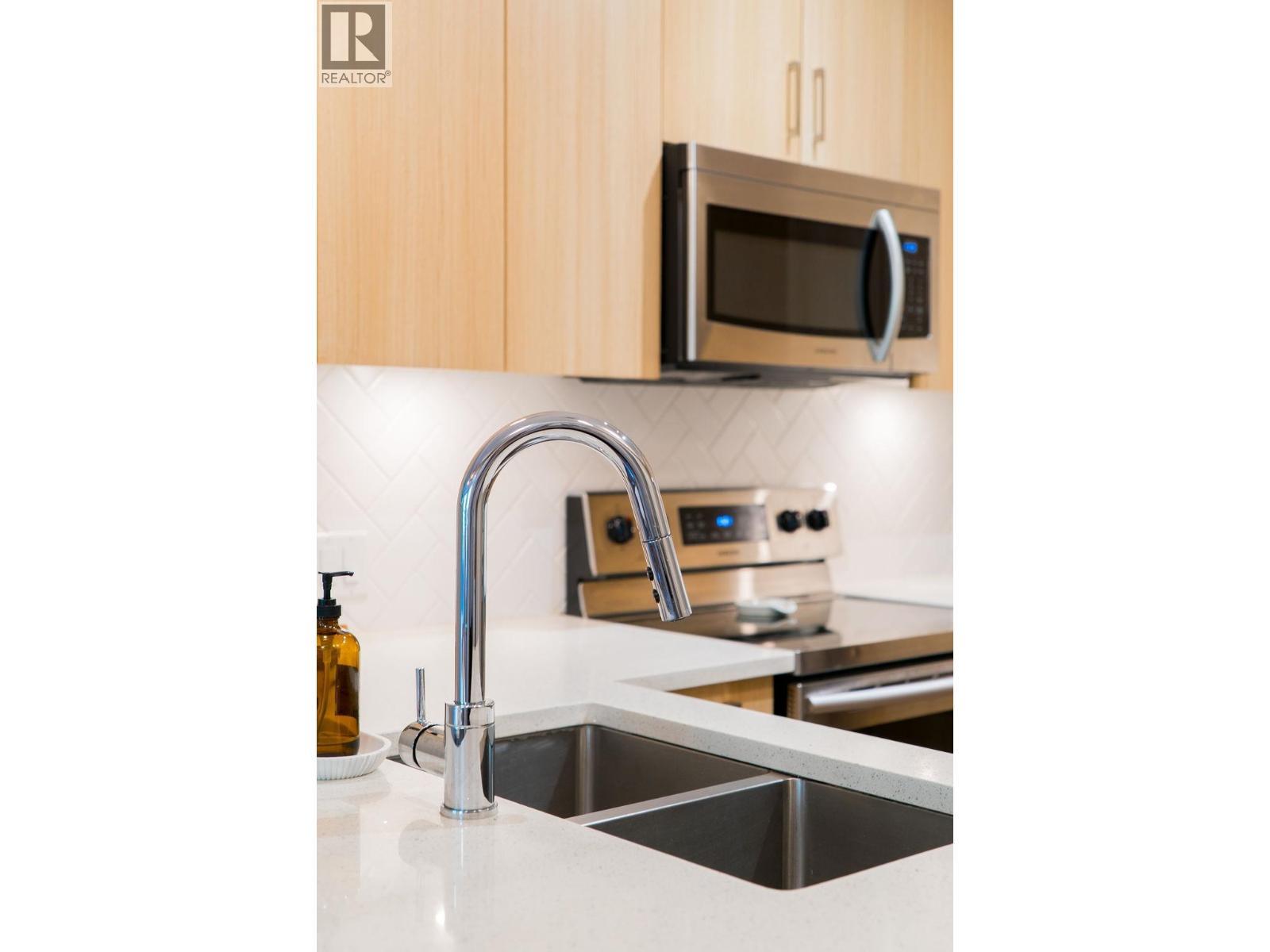 222 12460 191 Street, Pitt Meadows, BC - Indoor Photo Showing Kitchen With Double Sink With Upgraded Kitchen