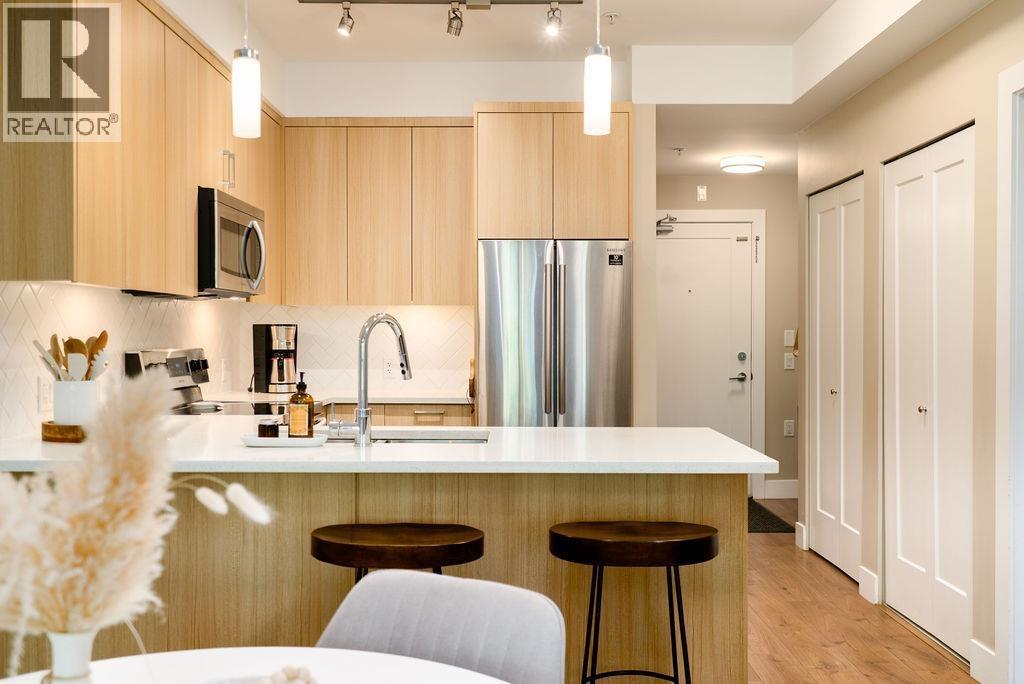 222 12460 191 Street, Pitt Meadows, BC - Indoor Photo Showing Kitchen With Upgraded Kitchen