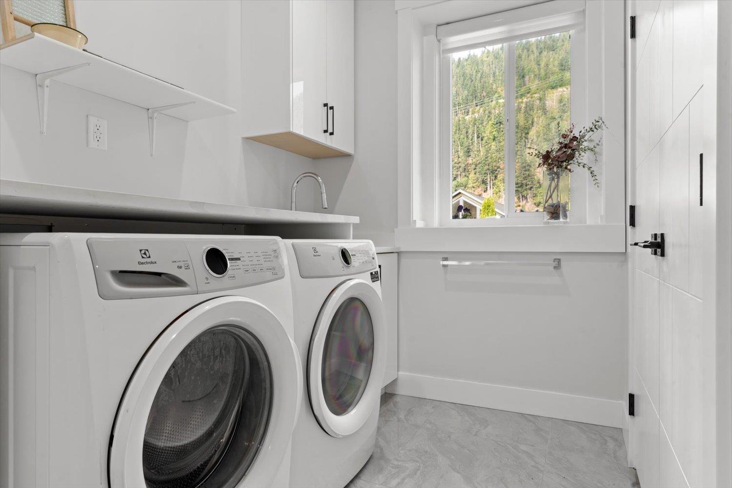 835 Myng Crescent|Harrison Hot Springs, Harrison Hot Springs, BC - Indoor Photo Showing Laundry Room