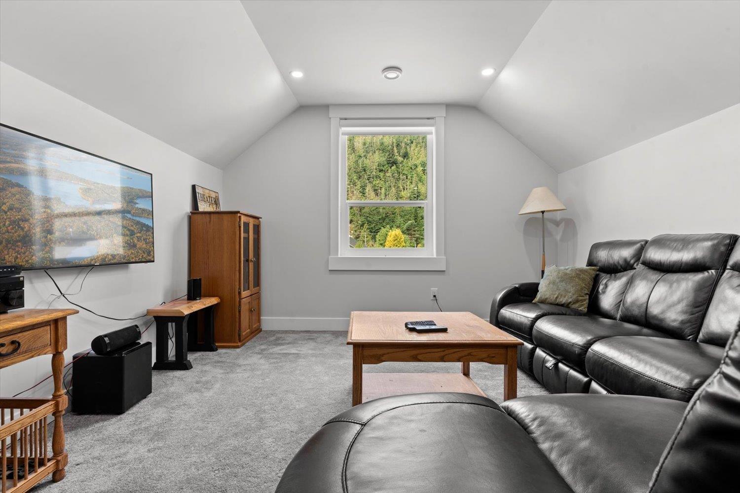 835 Myng Crescent|Harrison Hot Springs, Harrison Hot Springs, BC - Indoor Photo Showing Living Room