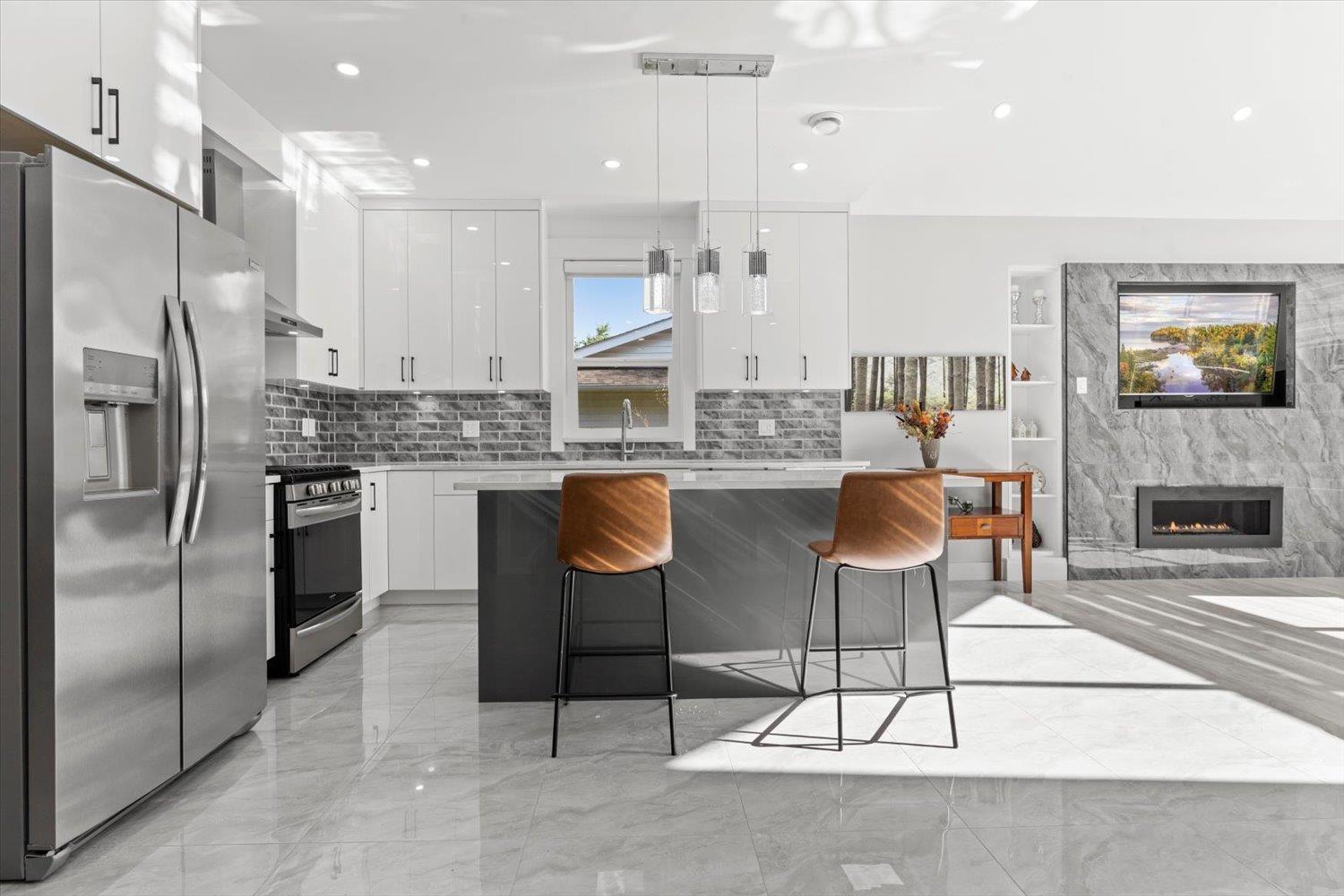 835 Myng Crescent|Harrison Hot Springs, Harrison Hot Springs, BC - Indoor Photo Showing Kitchen With Upgraded Kitchen