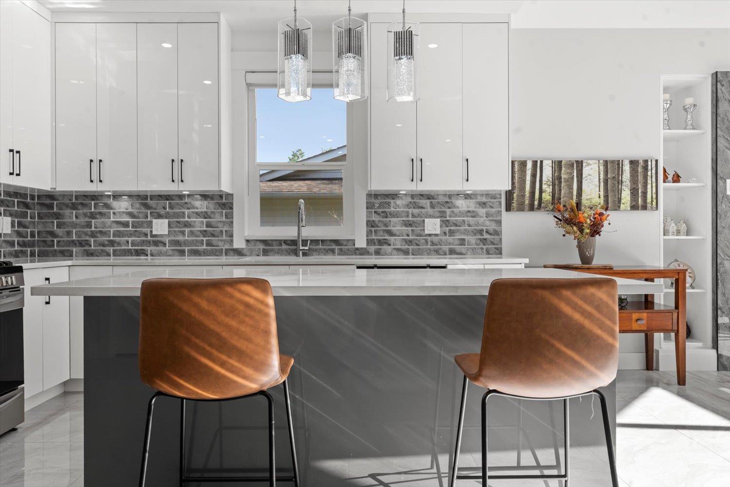 835 Myng Crescent|Harrison Hot Springs, Harrison Hot Springs, BC - Indoor Photo Showing Kitchen With Upgraded Kitchen