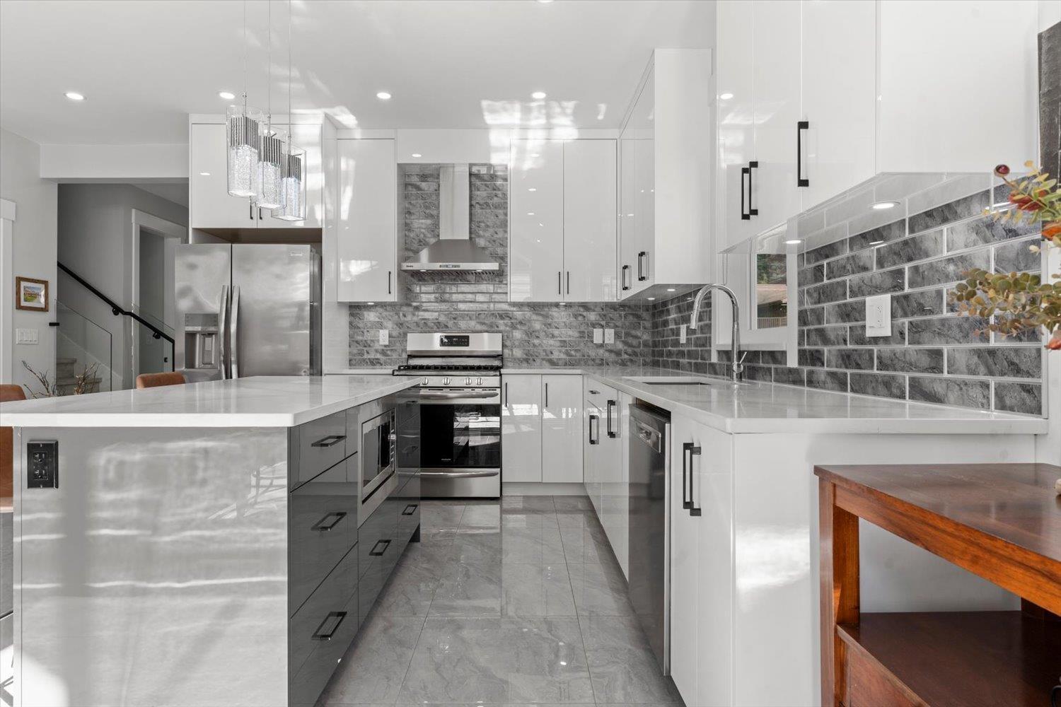 835 Myng Crescent|Harrison Hot Springs, Harrison Hot Springs, BC - Indoor Photo Showing Kitchen With Upgraded Kitchen