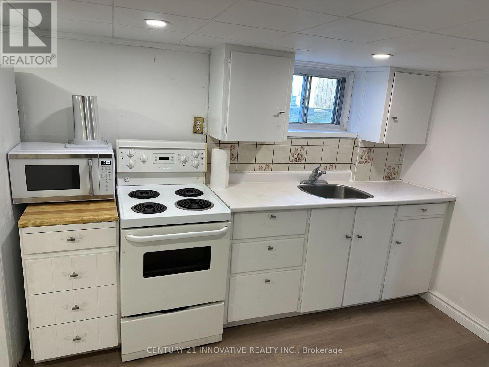 3 Glasgow Avenue, Toronto, ON - Indoor Photo Showing Kitchen