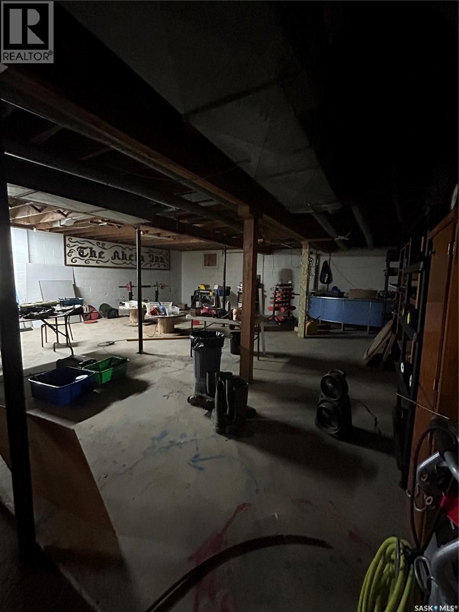 4 Main Street, Rhein, SK - Indoor Photo Showing Garage