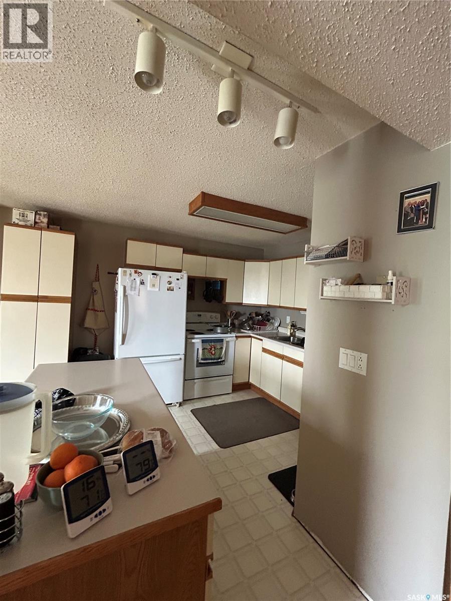 4 Main Street, Rhein, SK - Indoor Photo Showing Kitchen