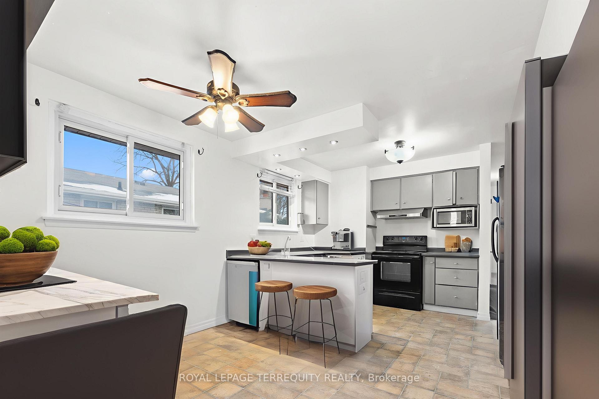 Main-683 Adelaide Street E, Oshawa, ON - Indoor Photo Showing Kitchen