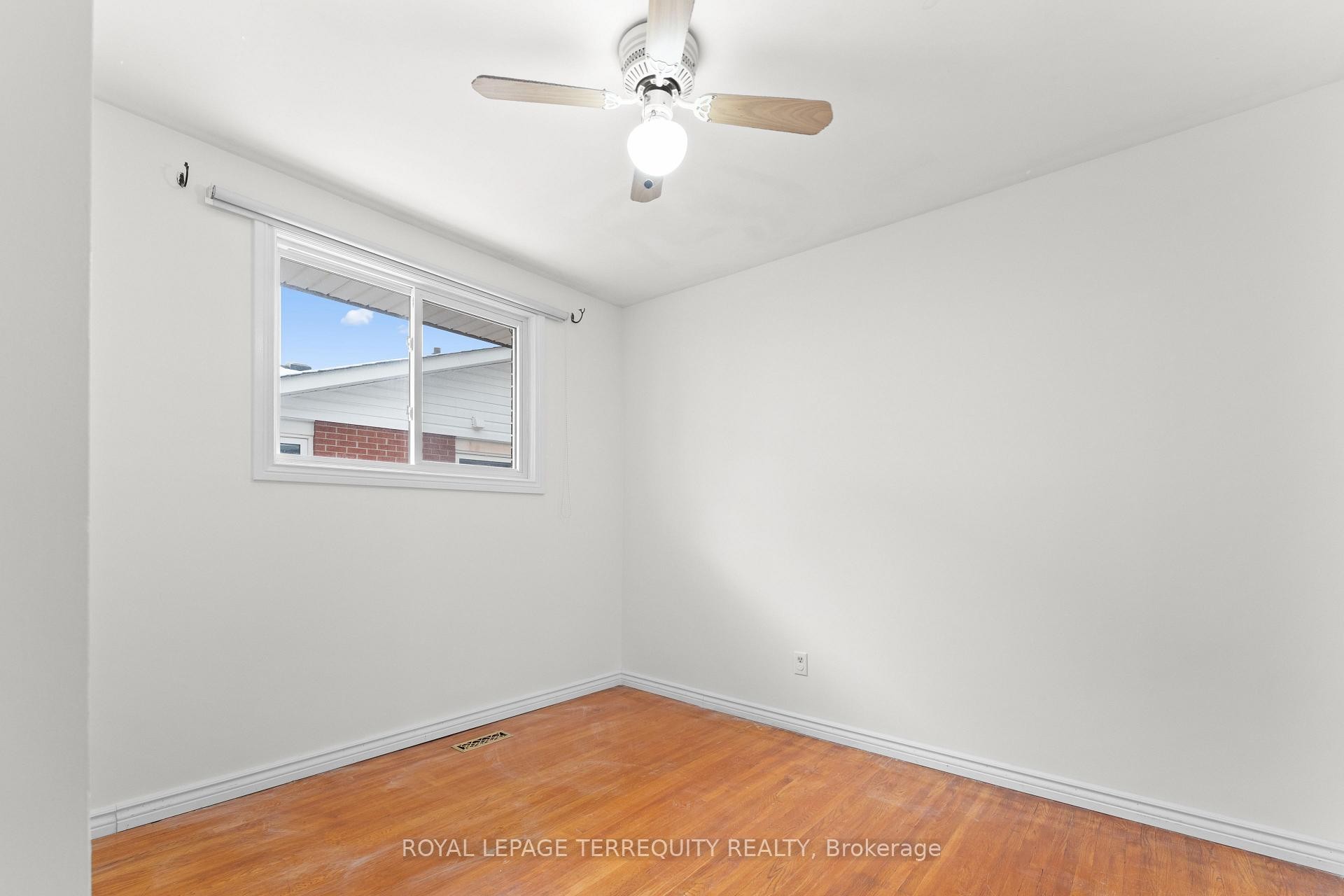 Main-683 Adelaide Street E, Oshawa, ON - Indoor Photo Showing Other Room