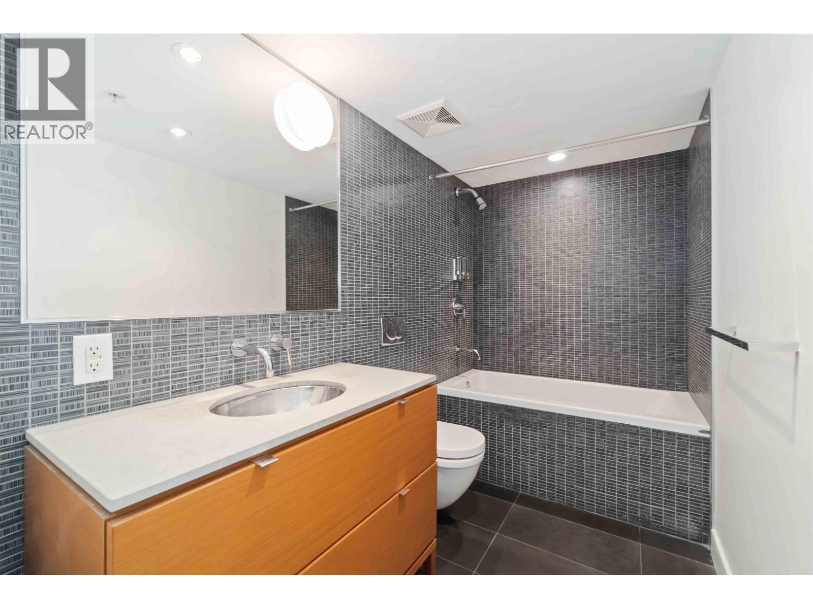 404 1762 Davie Street, Vancouver, BC - Indoor Photo Showing Bathroom