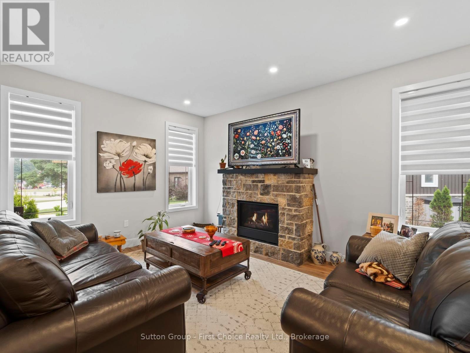 34 Yost Court, Perth East (Milverton), ON - Indoor Photo Showing Living Room With Fireplace