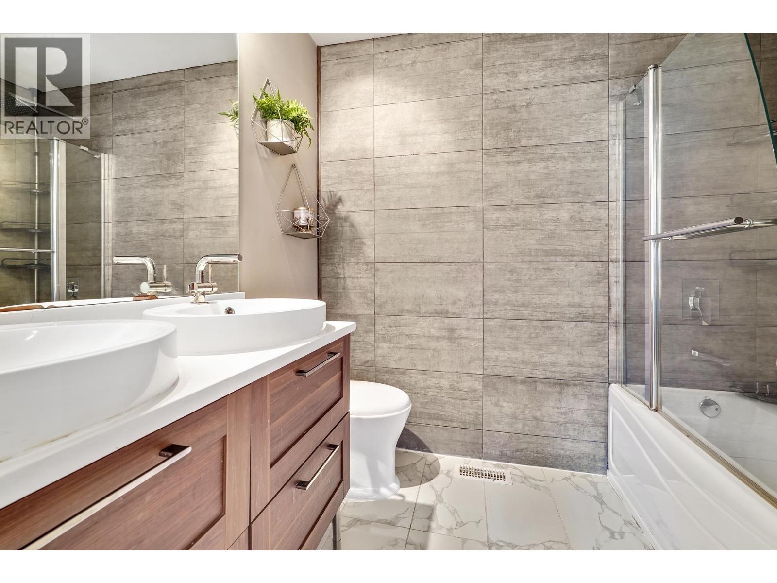 1340 Lorilawn Court, Burnaby, BC - Indoor Photo Showing Bathroom