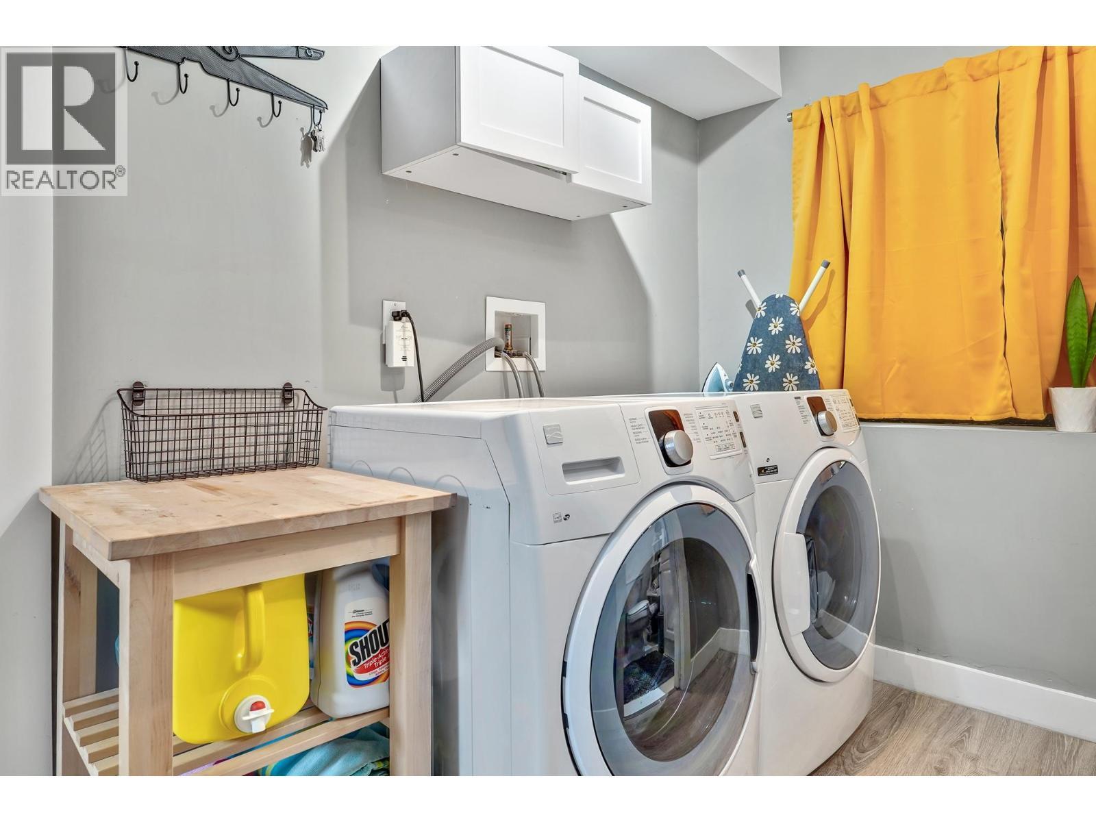 1340 Lorilawn Court, Burnaby, BC - Indoor Photo Showing Laundry Room