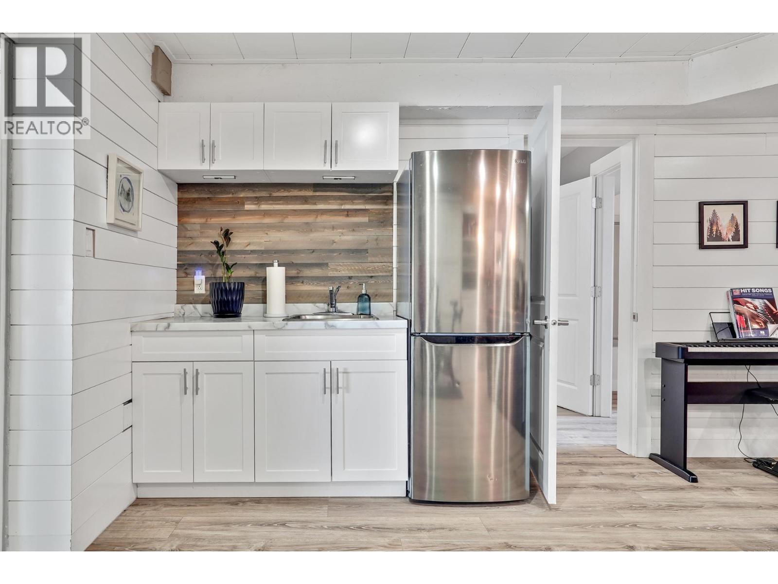 1340 Lorilawn Court, Burnaby, BC - Indoor Photo Showing Kitchen