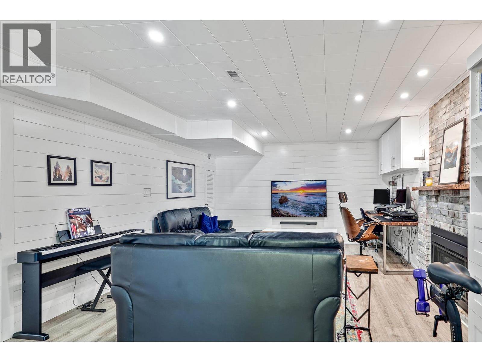 1340 Lorilawn Court, Burnaby, BC - Indoor Photo Showing Other Room With Fireplace