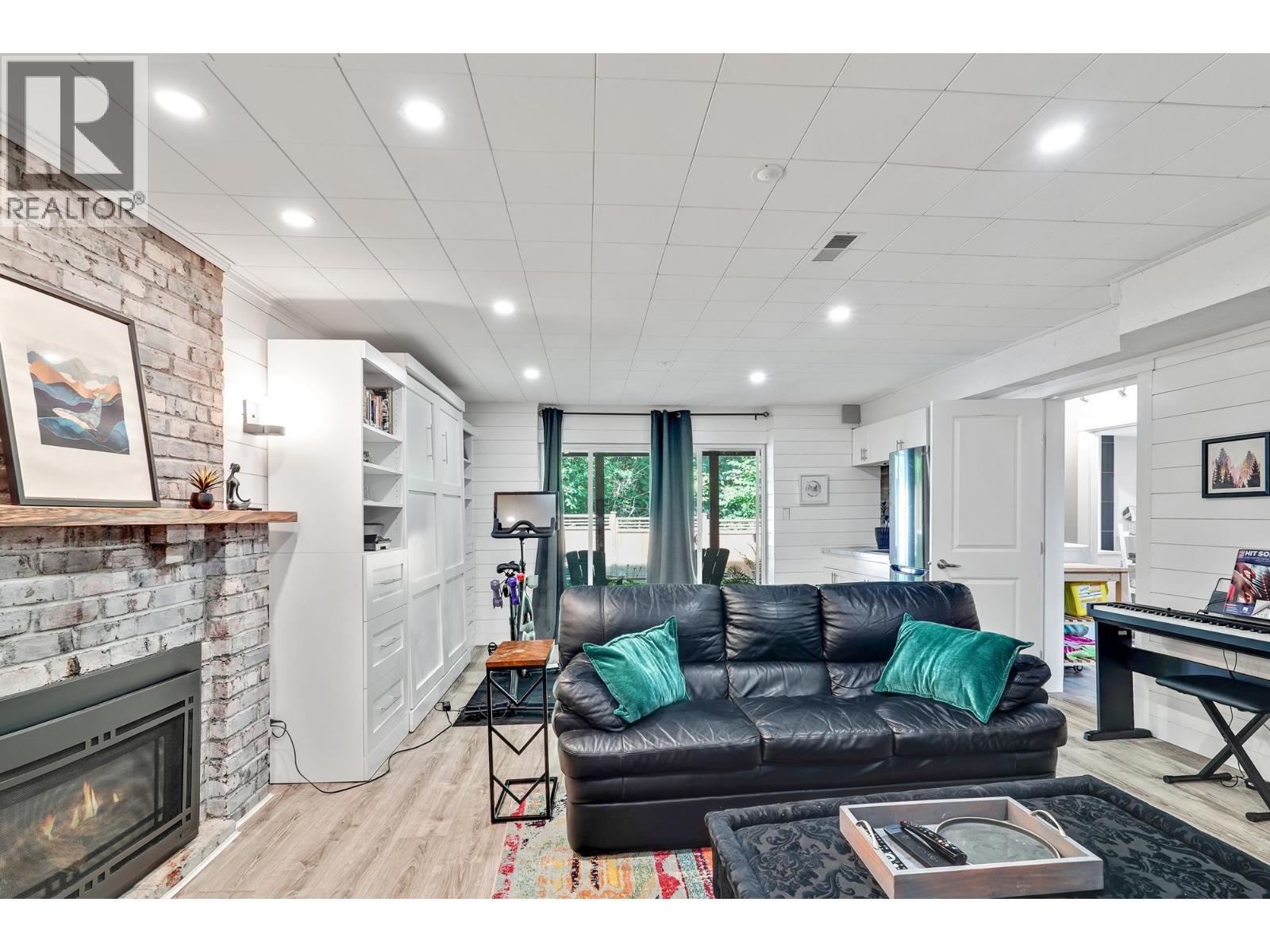 1340 Lorilawn Court, Burnaby, BC - Indoor Photo Showing Living Room With Fireplace