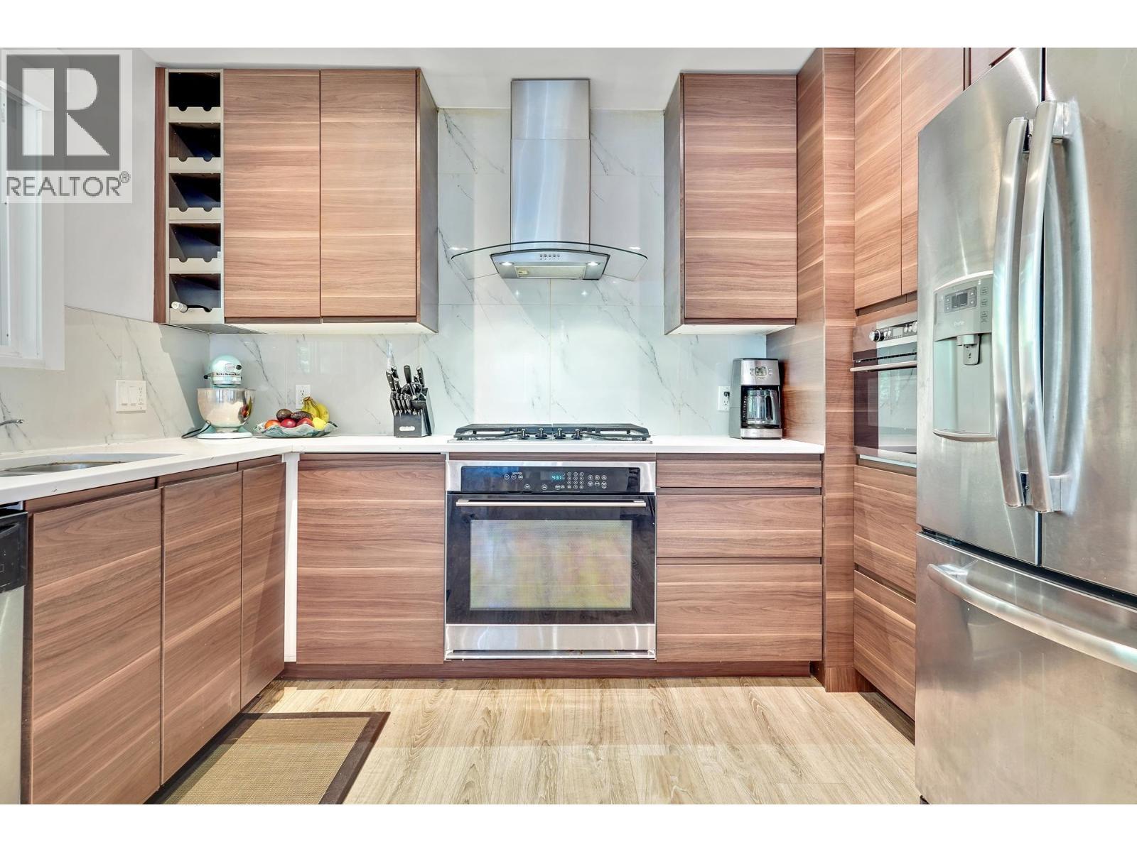 1340 Lorilawn Court, Burnaby, BC - Indoor Photo Showing Kitchen With Upgraded Kitchen