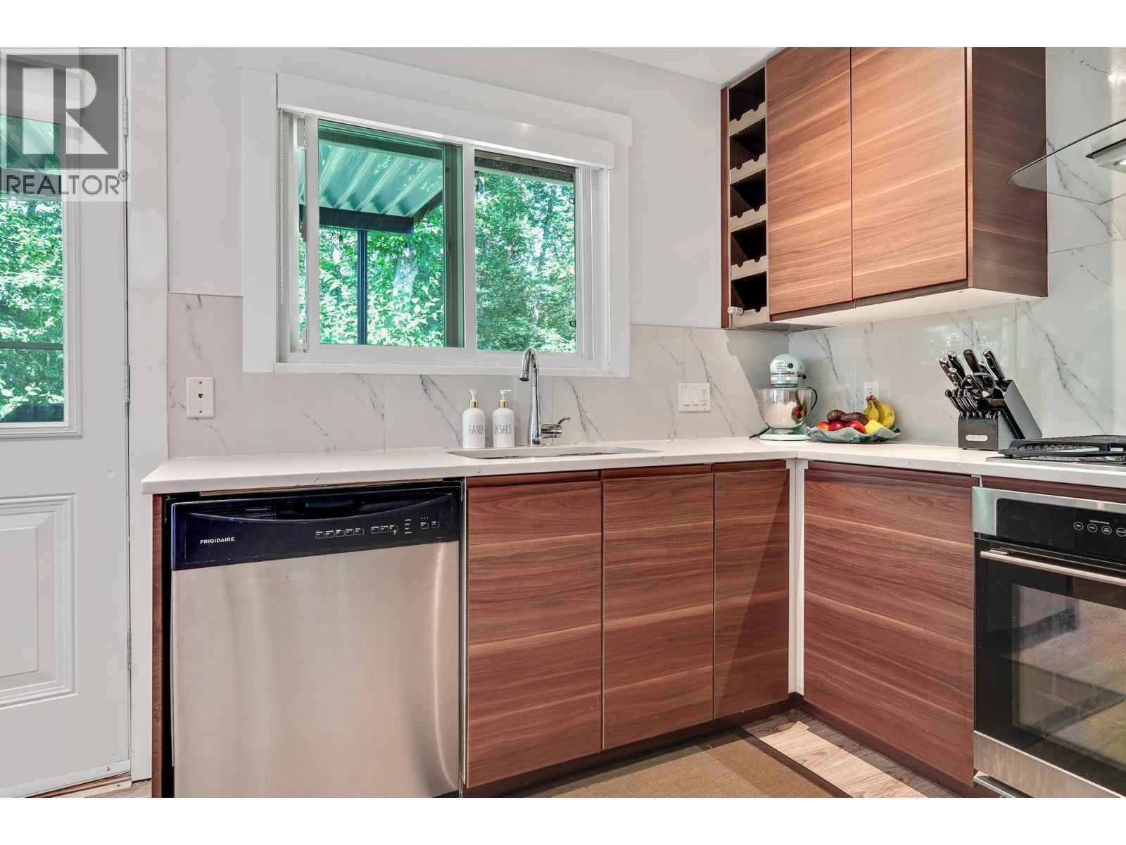 1340 Lorilawn Court, Burnaby, BC - Indoor Photo Showing Kitchen