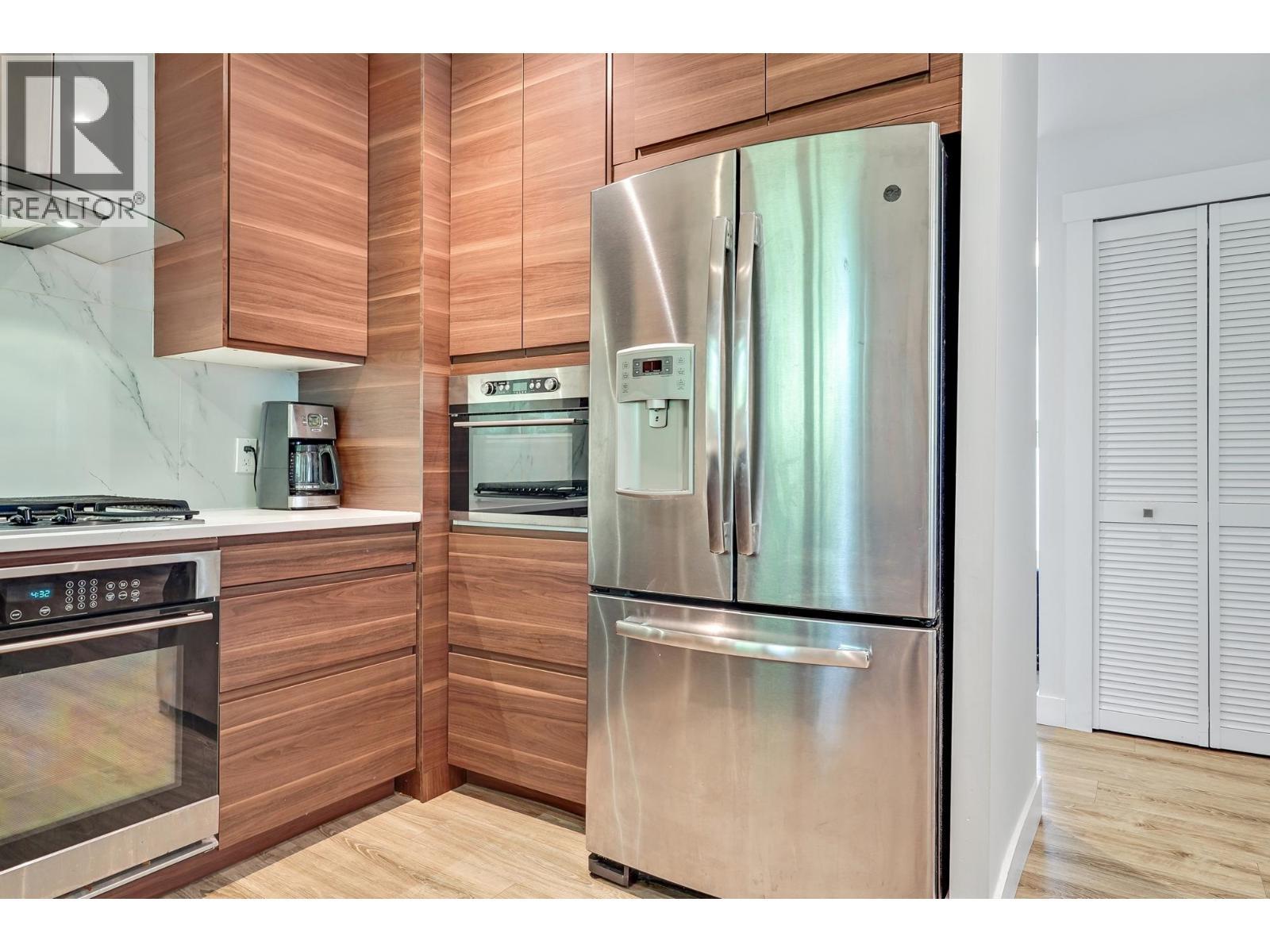 1340 Lorilawn Court, Burnaby, BC - Indoor Photo Showing Kitchen