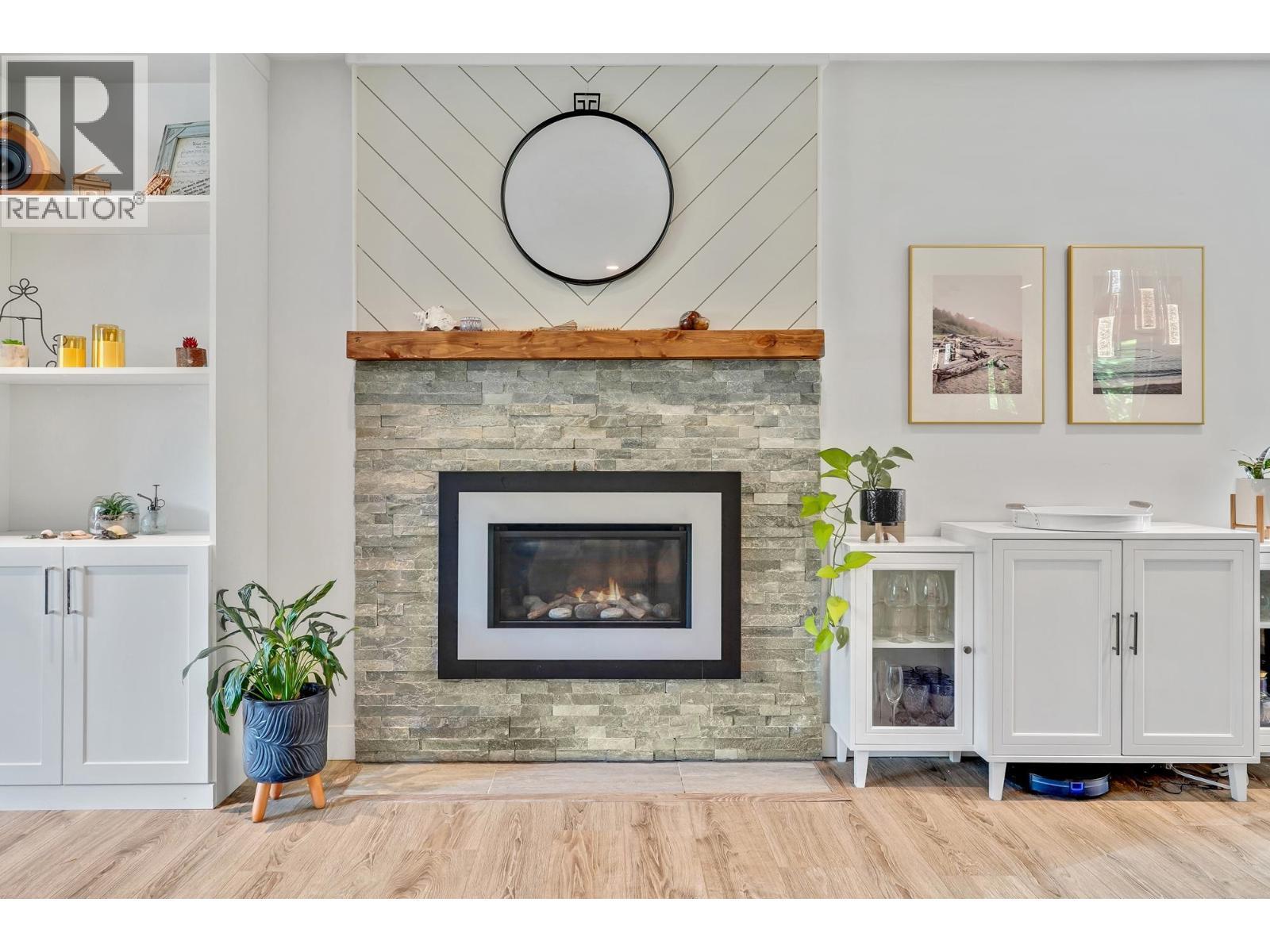 1340 Lorilawn Court, Burnaby, BC - Indoor Photo Showing Living Room With Fireplace