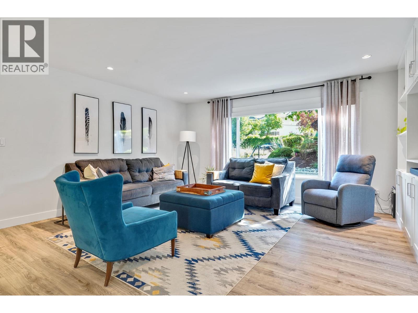 1340 Lorilawn Court, Burnaby, BC - Indoor Photo Showing Living Room