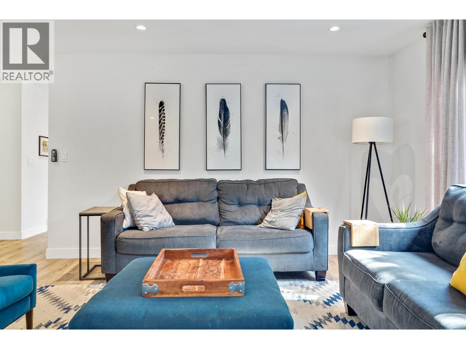 1340 Lorilawn Court, Burnaby, BC - Indoor Photo Showing Living Room