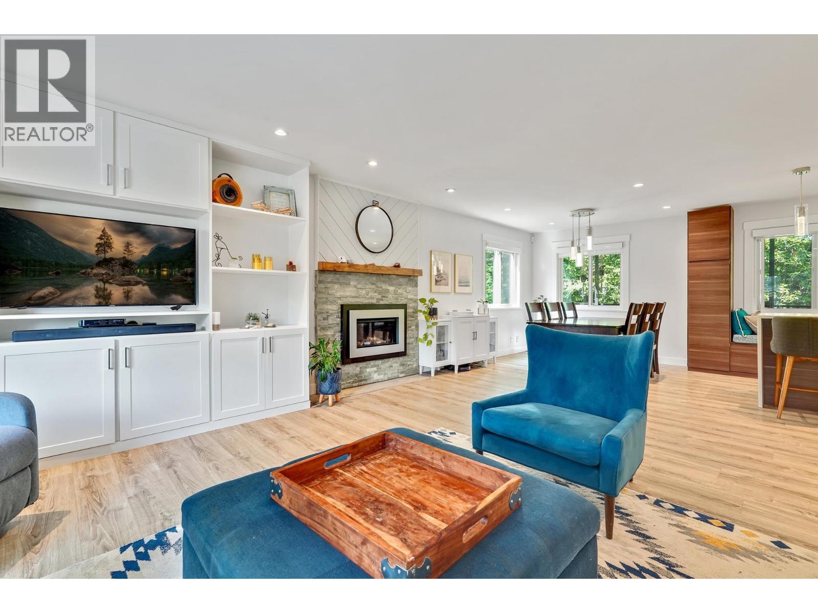 1340 Lorilawn Court, Burnaby, BC - Indoor Photo Showing Living Room With Fireplace