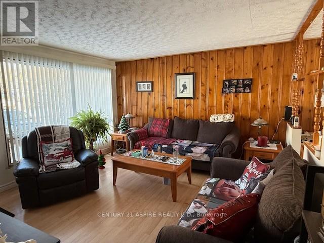 394 Mcgee Street E, Pembroke, ON - Indoor Photo Showing Living Room