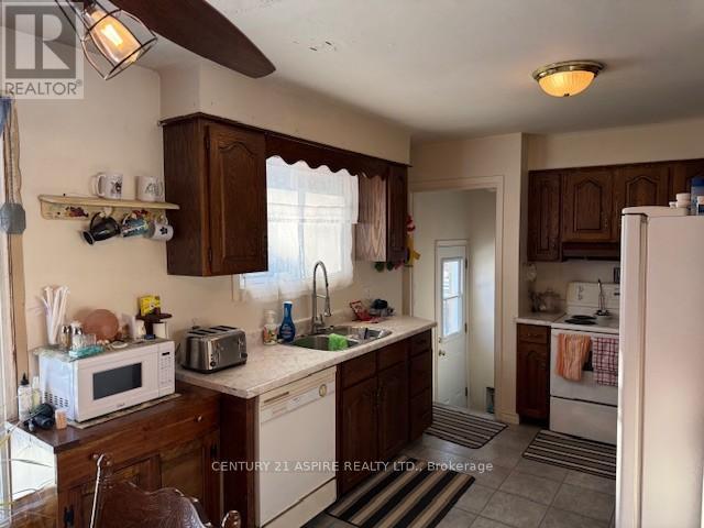 394 Mcgee Street E, Pembroke, ON - Indoor Photo Showing Kitchen