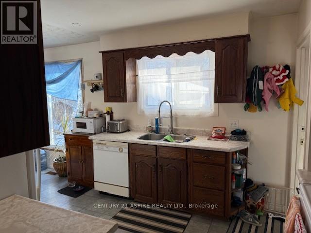 394 Mcgee Street E, Pembroke, ON - Indoor Photo Showing Kitchen With Double Sink