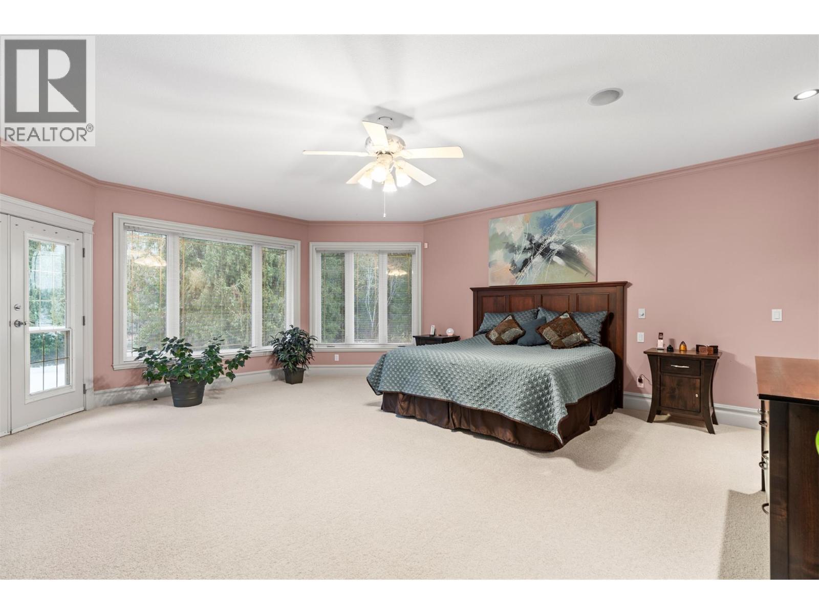 1200 Trans Canada Highway, Sicamous, BC - Indoor Photo Showing Bedroom