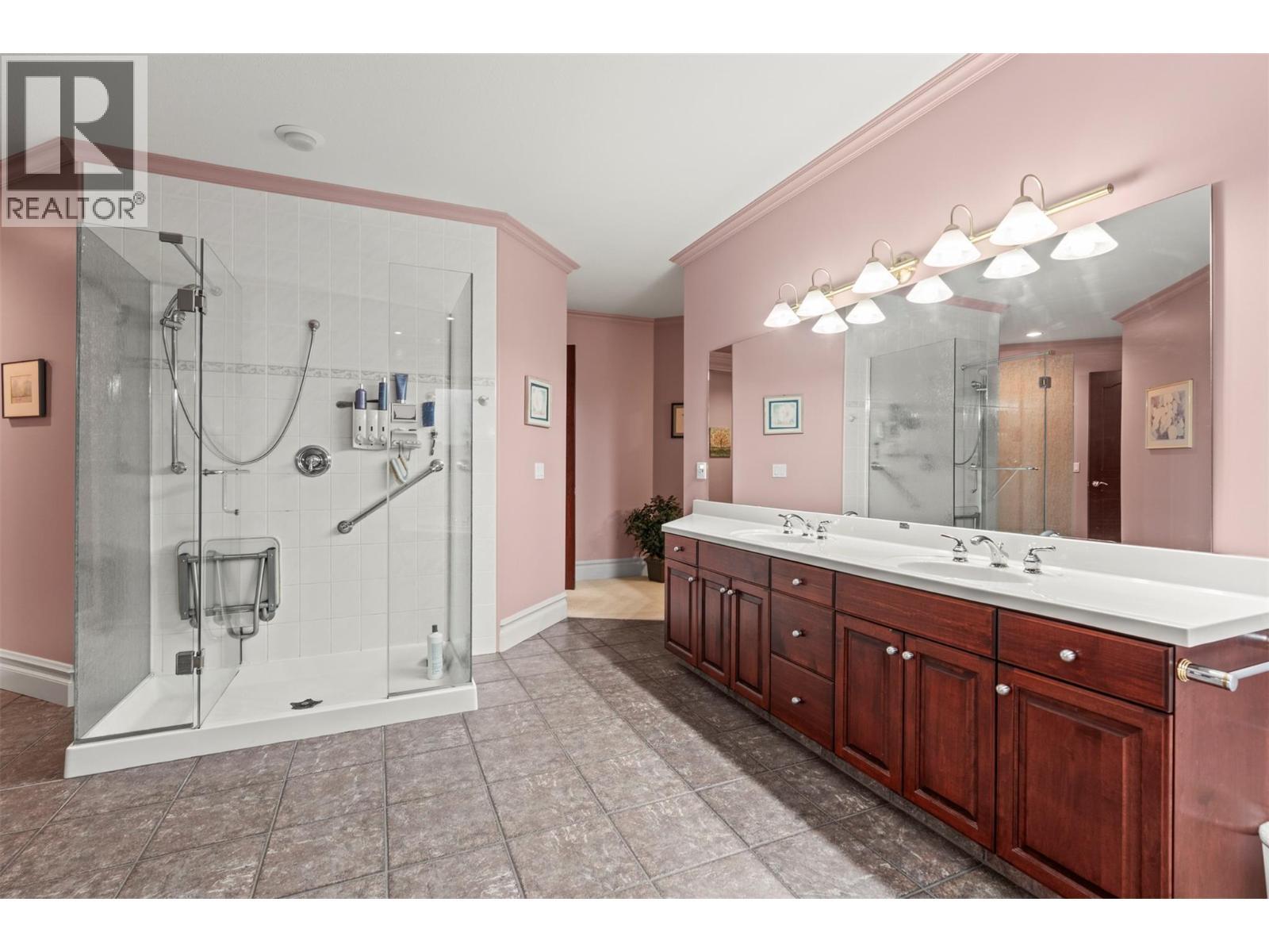 1200 Trans Canada Highway, Sicamous, BC - Indoor Photo Showing Bathroom