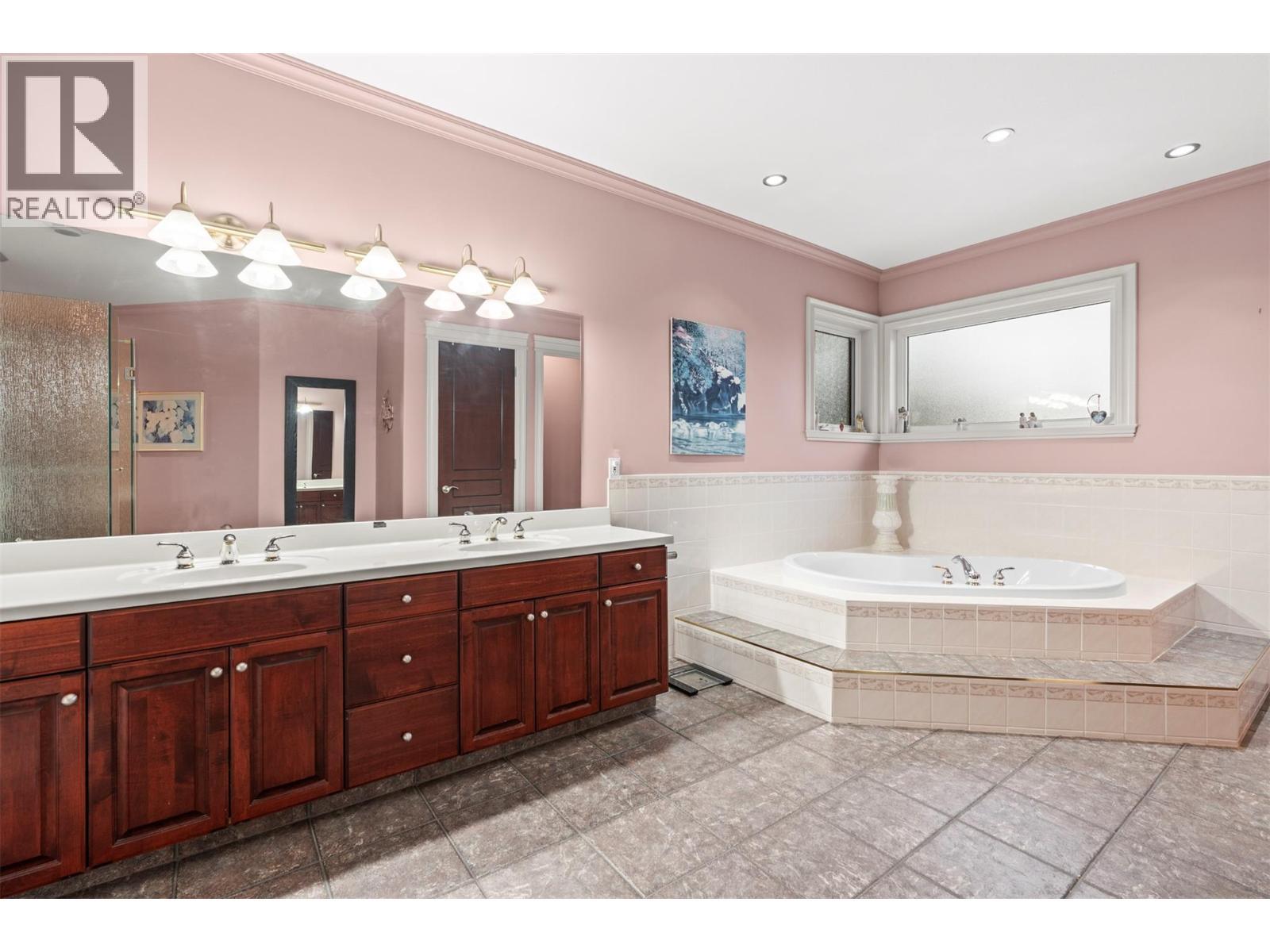 1200 Trans Canada Highway, Sicamous, BC - Indoor Photo Showing Bathroom