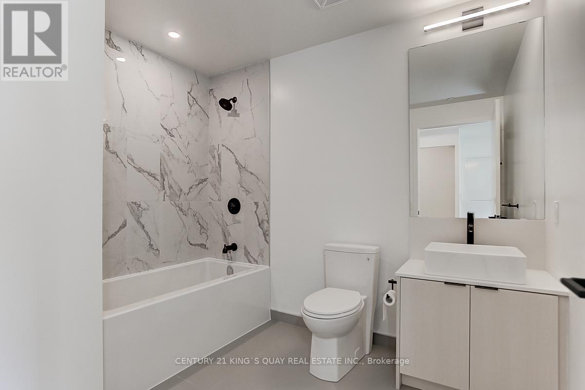 2008 - 10 Graphophone Grove, Toronto, ON - Indoor Photo Showing Bathroom