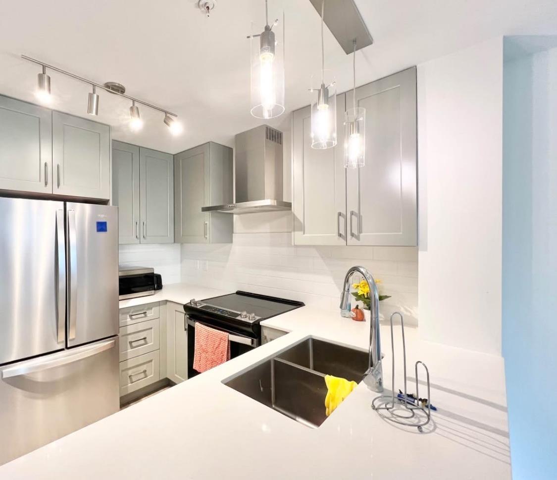 6338 King George Boulevard, Surrey, BC - Indoor Photo Showing Kitchen With Double Sink With Upgraded Kitchen