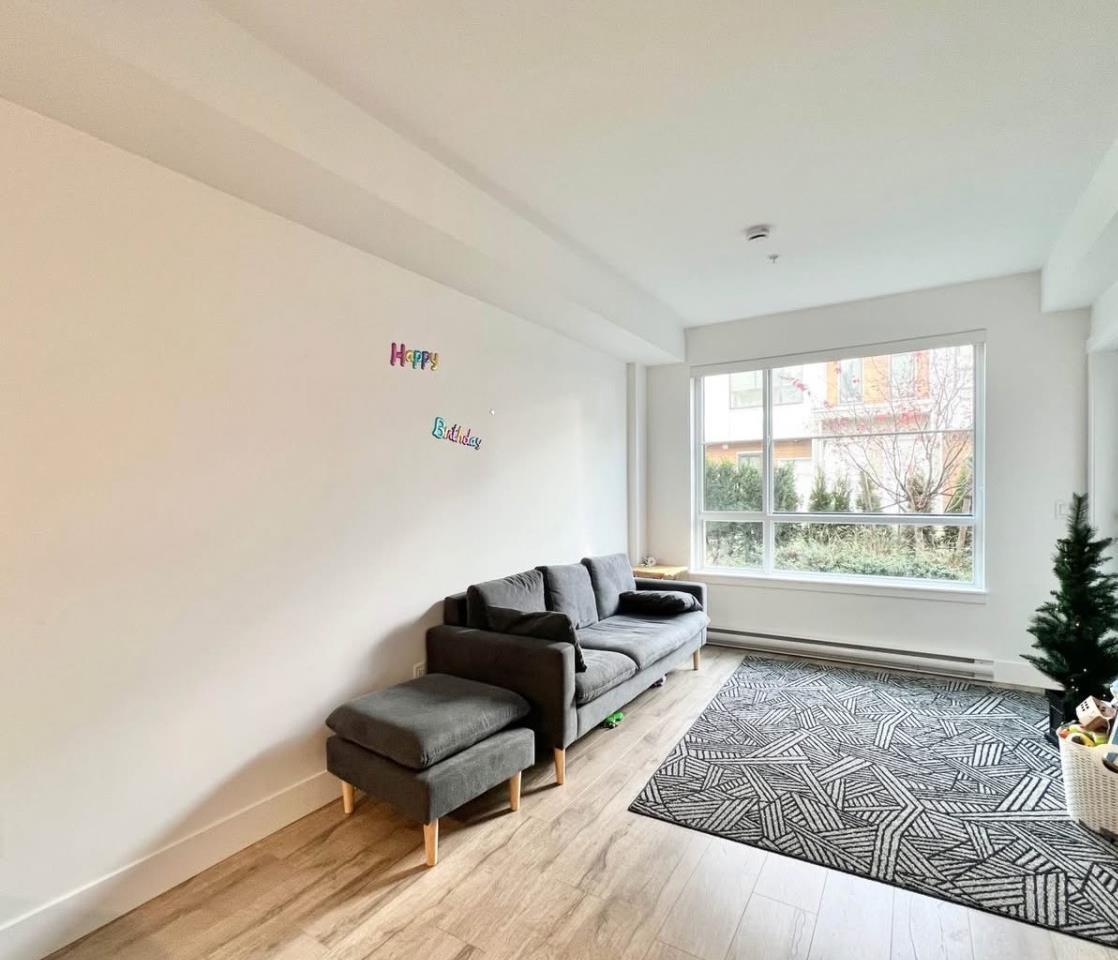 6338 King George Boulevard, Surrey, BC - Indoor Photo Showing Living Room