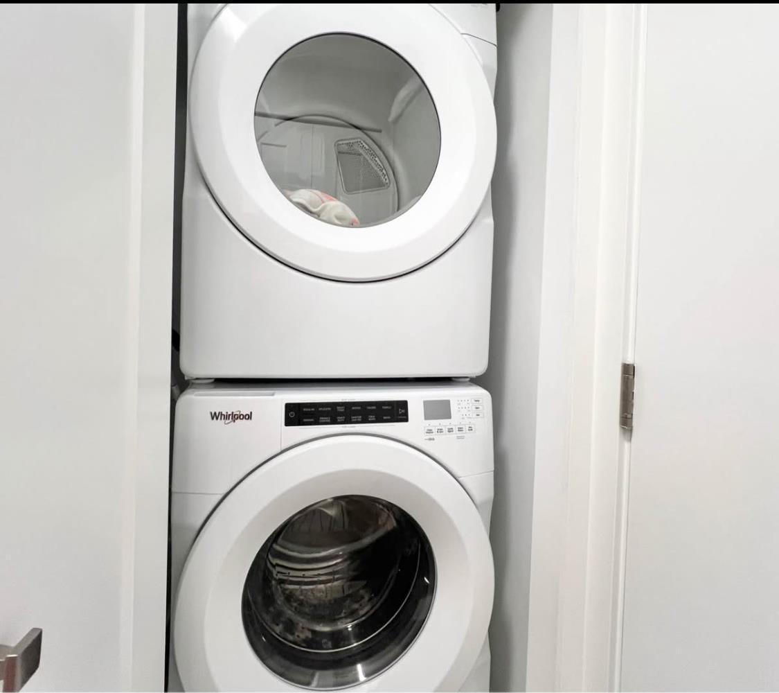 6338 King George Boulevard, Surrey, BC - Indoor Photo Showing Laundry Room