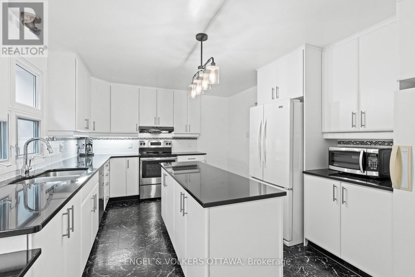 B - 20 Mohawk Crescent, Ottawa, ON - Indoor Photo Showing Kitchen With Double Sink With Upgraded Kitchen
